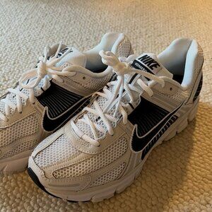 Nike Men's Air Zoom Vomero Casual Shoes in White and Black
